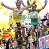 Italian rider Simoni celebrates as he crosses the finish line after the 17th stage of Giro d'Italia at Monte Zoncolan